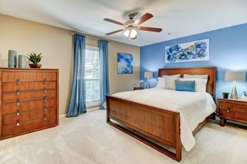 One bedroom apartment with ceiling fan